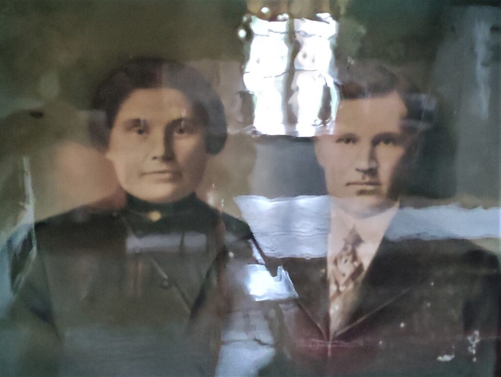 Mummonmarkat taulu Black and white picture of a couple