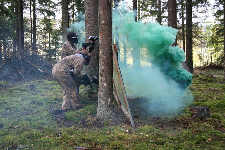 varikuulasota-paintball-ohjelmat paintball fight in the forest